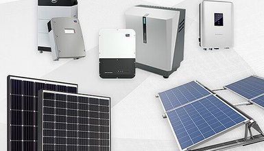 Weißer Hintergrund und Produkte wie Solarmodule, Halterungen, Wechselrichter und Speicher im Vordergrund