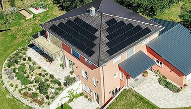 Bild Vogelperspektive Haus mit Solarzellen auf dem Dach