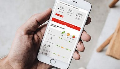 Hand mit Handy mit geöffneter "Solarrechner für Ü20-Anlagen"-App